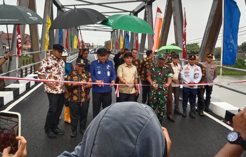Bupati Aep Syaepuloh (tengah) bersama Wabup Maslani meresmikan beroperasinya Jembatan Ciselang di Karawang. (Sarmin/XJabar)