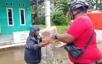 Pemdes Sukasari Distribusikan Mie Instan ke Warganya, 170 KK Kebanjiran 10 Mengungsi
