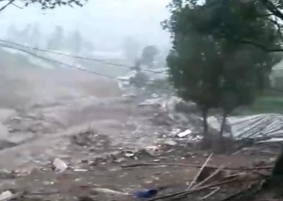 Tampak layar lokasi longsor di Desa Pasirlangu, Cisarua, Bandung Barat.