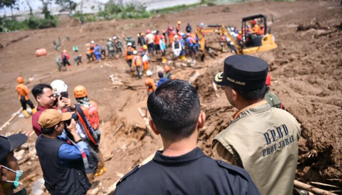16 Orang Ditemukan Meninggal, Timsar Gabungan Masih Terus Mencari Korban Longsor Bandung Barat