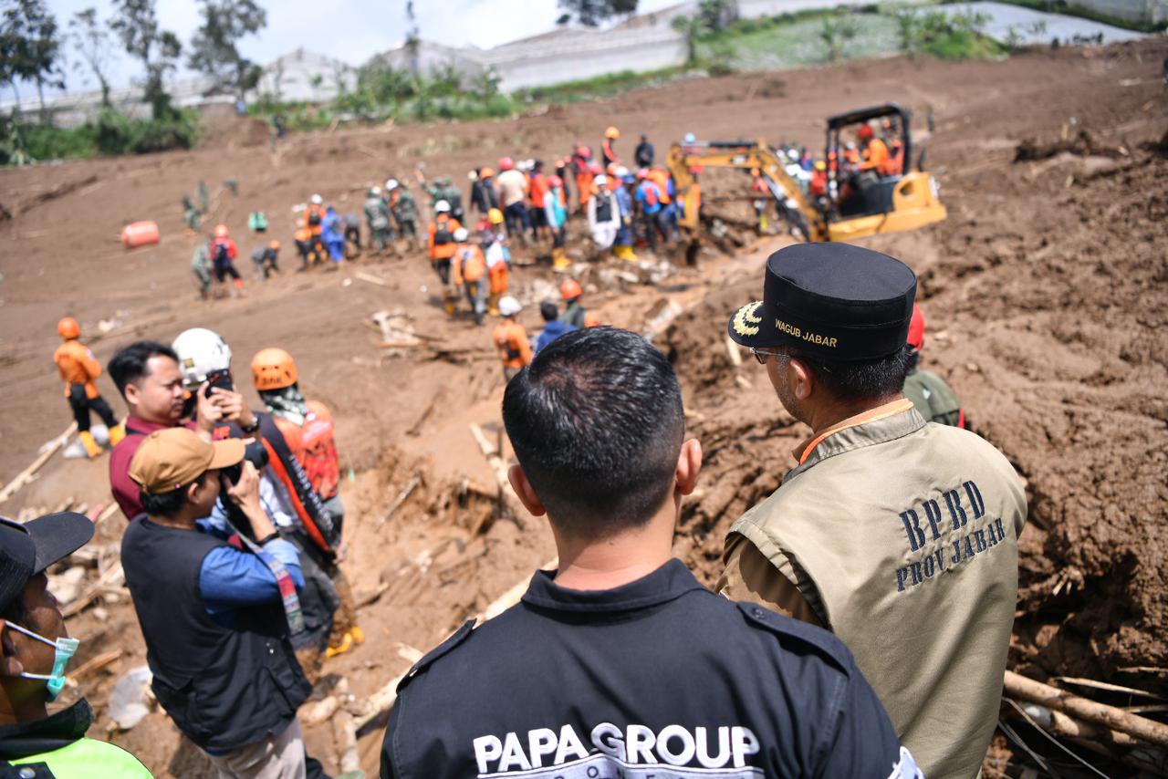 Timsar gabungan BPBD Bandung melakukan pencarian korban longsor di Bandung Barat. (Ist)