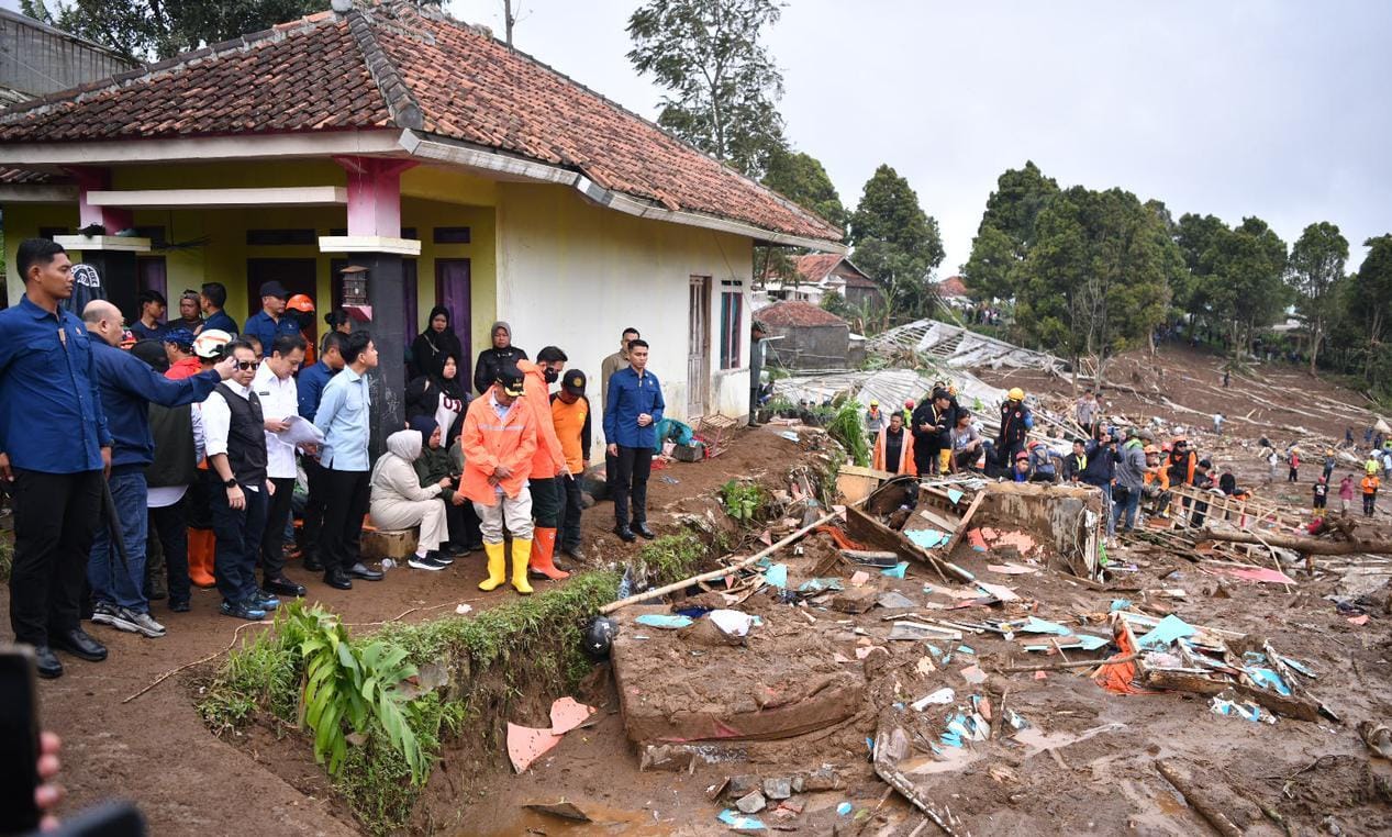 Timsar gabungan terus berupaya mencari korban longsor Desa Pasirlangu Kecamatan Cisarua. (Ist)