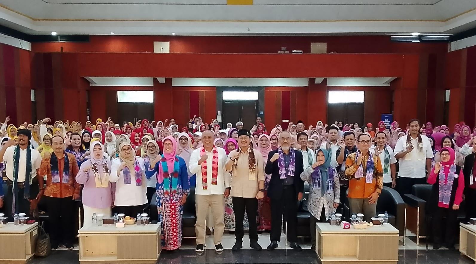 Usia Boleh Senja, Semangat Tetap Juara! Aksi Seru Lansia di Pentas Seni STIKES Budi Luhur Cimahi 1 Wakil Walikota Cimahi Adhitia Yudhisthira foto bersama saat pentas seni dan kenaikan kelas Sekolah Lansia Hebat Budi Luhur 2026, di Technoprak Kota Cimahi. (Xjabar)