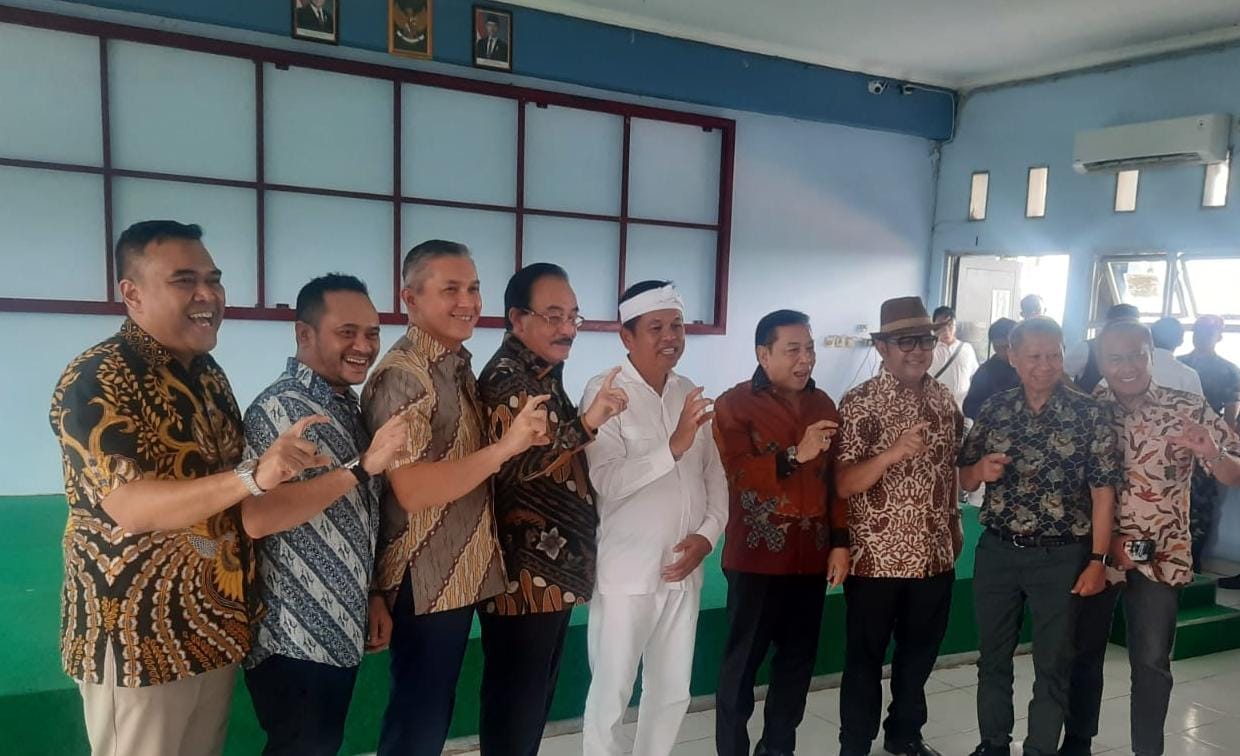 Gubernur Dedi Mulyadi foto bersama usai MoU dengan PT Deli Indonesia Office Technology dan PT CBL Solusi Logistik. (Ist)