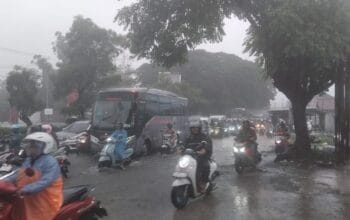 Cerita Pengendara Motor Berjibaku Melawan Arus Banjir di Jalan Raya Klari