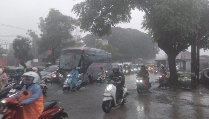 Cerita Pengendara Motor Berjibaku Melawan Arus Banjir di Jalan Raya Klari