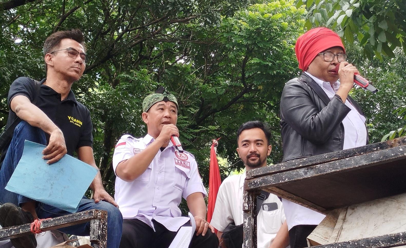 Ketua DPD APAK Jawa Barat R. Yadi Suryadi (duduk) dalam aksinya menyampaikan sikap tegas APAK tak mentolelir segala bentuk aksi korupsi. (XJabar)