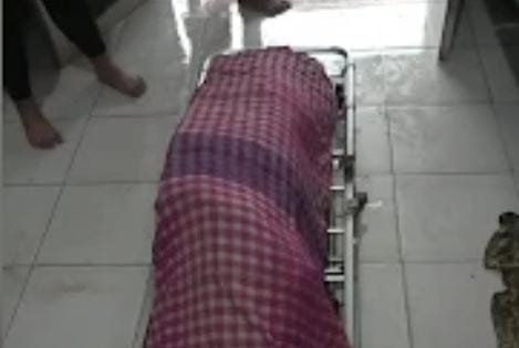 Jasad lansia Karangligar sesaat dievakuasi dari rumahnya. (Ist)