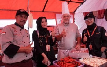 Chef Asal Prancis Turun Langsung Masak untuk Pengungsi Longsor Pasirlangu