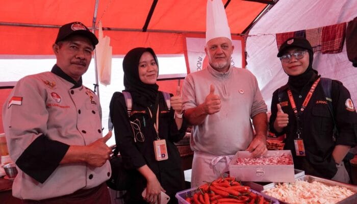 Chef Asal Prancis Turun Langsung Masak untuk Pengungsi Longsor Pasirlangu