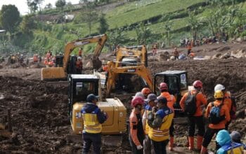 Masih 20 Korban Tertimbun Longsor Belum Ditemukan, Tim SAR Putuskan Operasi Pencarian Dilanjutkan