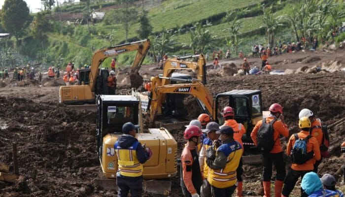 Masih 20 Korban Tertimbun Longsor Belum Ditemukan, Tim SAR Putuskan Operasi Pencarian Dilanjutkan