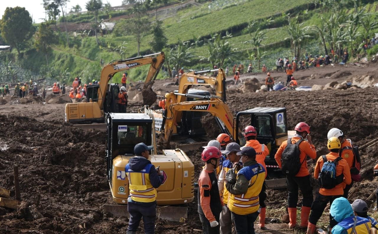 Tim SAR memutuskan operasi pencarian korban longsor di Desa Pasirlangu, Bandung Barat, dilanjutkan. (ist)