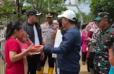 Bupati Aep Syapuloh mengunjungi Warga Desa Muarabaru yang terimbas banjir. (Ist)
