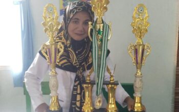 Kepala MI Al-Jannah Cihampelas Bandudng Barat, Rini Resmiati, S.Pd.I., M.M bangga memperlihatkan prestasi siswanya. (Xjabar)