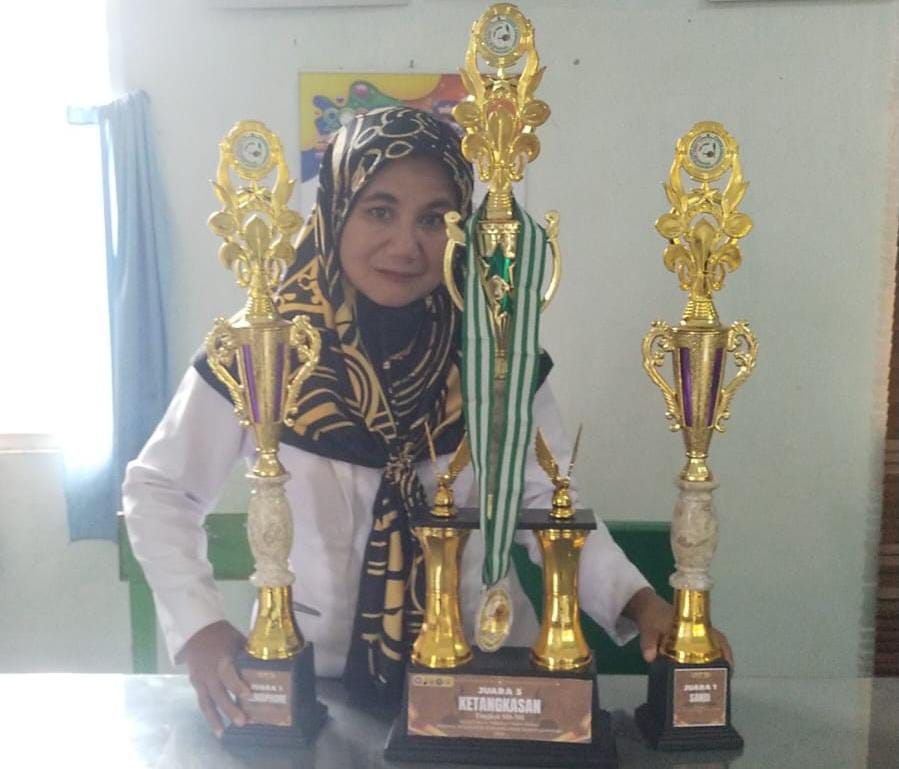 Kepala MI Al-Jannah Cihampelas Bandudng Barat, Rini Resmiati, S.Pd.I., M.M bangga memperlihatkan prestasi siswanya. (Xjabar)