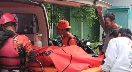 Evakuasi jasad wisatawan bogor yang meninggal terseret ombak besar di Pantai Sunset Cisolok Sukabumi. (XJabar)