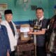 PD Muhammadiyah Kabupaten Bandung Barat (KBB) menyerahkan donasi bagi korban bencana longsor di Kecamatan Cisarua. (Dadan Saepudin/XJabar)
