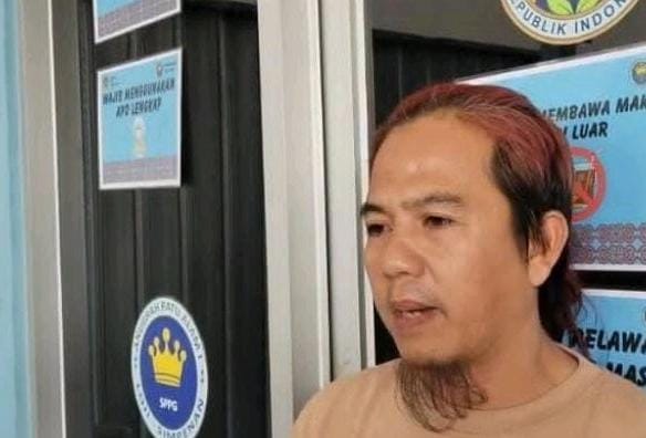 SPPG Loji Simpenan Resmi Ditutup, Buntut Tahu Bulukan Program MBG di Sukabumi 1 Asisten Lapangan SPPG Loji Simpenan Yanyan Sugiyanto memberi keterangan pers terkait penutupan operasional dupur MBG di wilayahnya. (XJabar)