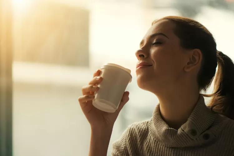 Cewek suka kopi = cewek kesepian? Pertanyaan ini kerap muncul dalam percakapan sehari-hari, terutama ketika seseorang melihat perempuan duduk sendirian di kafe dengan secangkir kopi di tangannya.