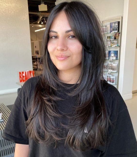 Tren Gaya Rambut Wanita 2026: Simpel, Praktis, dan Tetap Stylish untuk Tampilan Modern 3 Curtain Bangs