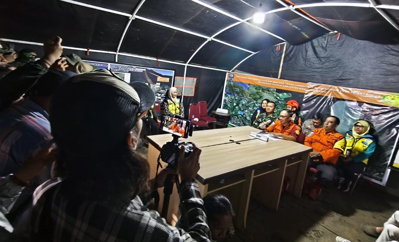Hari ke-11 Pencarian Korban Longsor Pasirlangu 2 Jenazah Ditemukan, Sudah 66 Mayat Teridentifikasi 1 Tima SAR gabungan konfrensi pers terkait operasi pencarian korban tertimbun longsor Pasirlangu. (Ist)