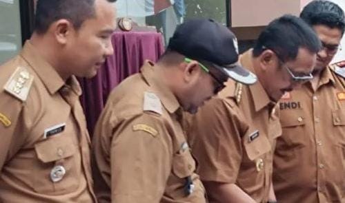 Bupati Asjap Tegas Sentil Kontraktor Proyek Pemerintah Supaya Utamakan Kualitas 1 Bupati Asep Japar (tiga kiri) meresmikan empat infrastruktur strategis di Kecamatan Warungkiara Kabupaten Sukabumi. (XJabar)