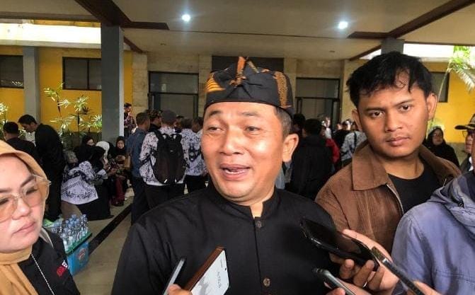 Kadisdik Kabupaten Sukabumi Deden Sumpena menyampaikan keterangan pers terkait jam belajar siswa di Sukabumi selama ramadan. (Mediaseruni)