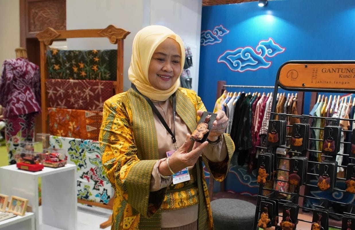 Dekranasda Jabar Raup Rp 450 Juta di Inacraft 2026, Produk Kriya Premium Diserbu Pembeli 1 Ketua Dekranasda Jawa Barat Noneng Komara Nengsih, memperlihatkan salah satu produk unggulan Jabar. (Ist)