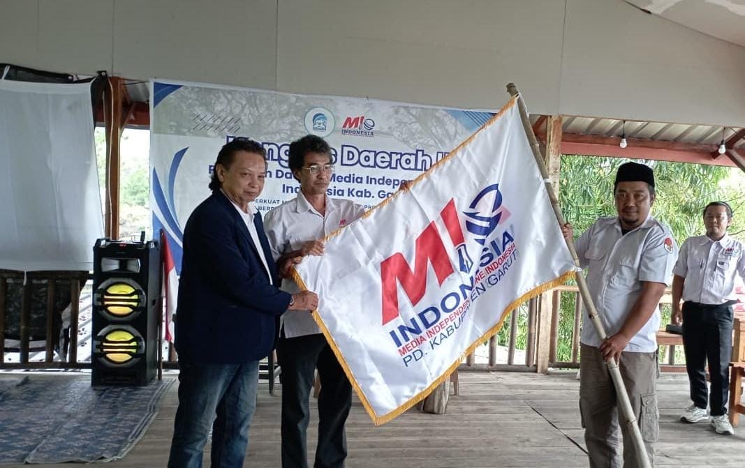 Ketum MIO Indonesia AYS Prayogi (kiri) Ketua MIO Jabar Azhari dan Ketua MIO Garut Rusmana sesaat kibarkan Pataka MIO Indonesia. (XJabar)