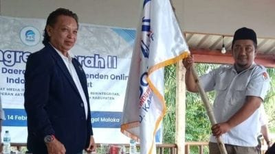 Ketua MIO Garut terpilih Rusmana kibarkan pataka MIO Kabupaten Garut. (XJabar)