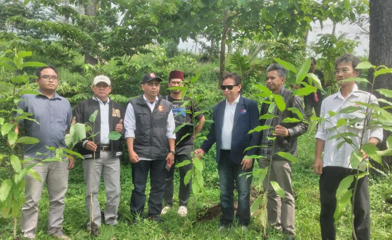 Kadiskominfo Kabupaten Garut H. Agus Kurniawan, S.Si, M.E (dua kanan), Ketua Umum MIO Indonesia AYS Prayogi (tiga kanan) Ketua MIO Jawa Barat Azhari (kanan). (XJabar)