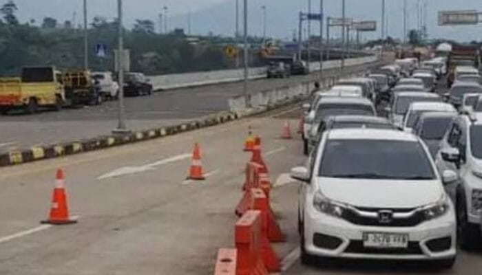 Long Weekend Imlek 2026: 15 Ribu Kendaraan Serbu Sukabumi, Exit Tol Bocimi Lumpuh