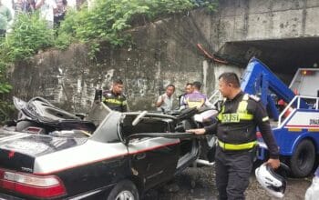 Truk Kontainer Terguling dan Timpa Minibus Berpenumpang Satu Keluarga, 3 Tewas 3 Luka Parah