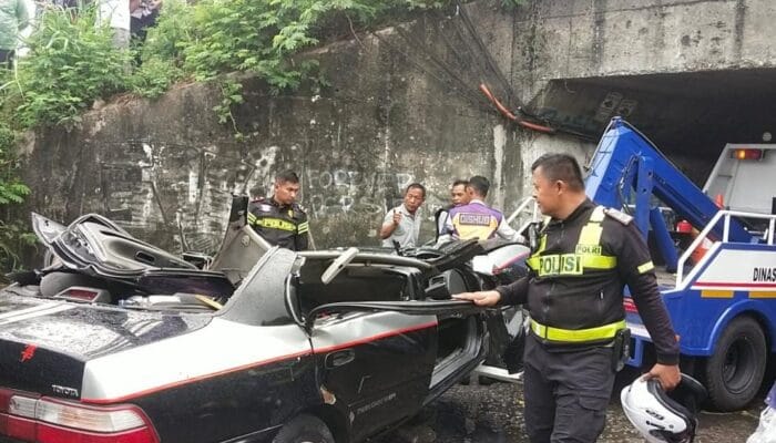 Truk Kontainer Terguling dan Timpa Minibus Berpenumpang Satu Keluarga, 3 Tewas 3 Luka Parah