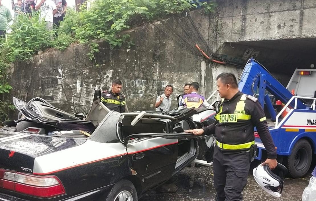 Truk Kontainer Terguling dan Timpa Minibus Berpenumpang Satu Keluarga, 3 Tewas 3 Luka Parah 1 Proses evakuasi bangkai minibus yang tertimpa kontainer di Karawang. (XJabar)