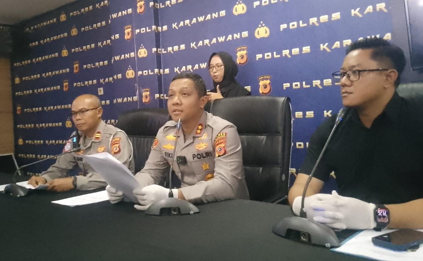 Sopir Truk Kontainer Terguling di Kolong Jembatan Bendasari Ditetapkan Tersangka, Terancam 12 Tahun Penjara 1 Kapolres Karawang AKBP Fiki N. Ardiansyah memberikan keterangan pers terkait penetapan sopir truk kontainer sebagai tersangka. (XJabar)