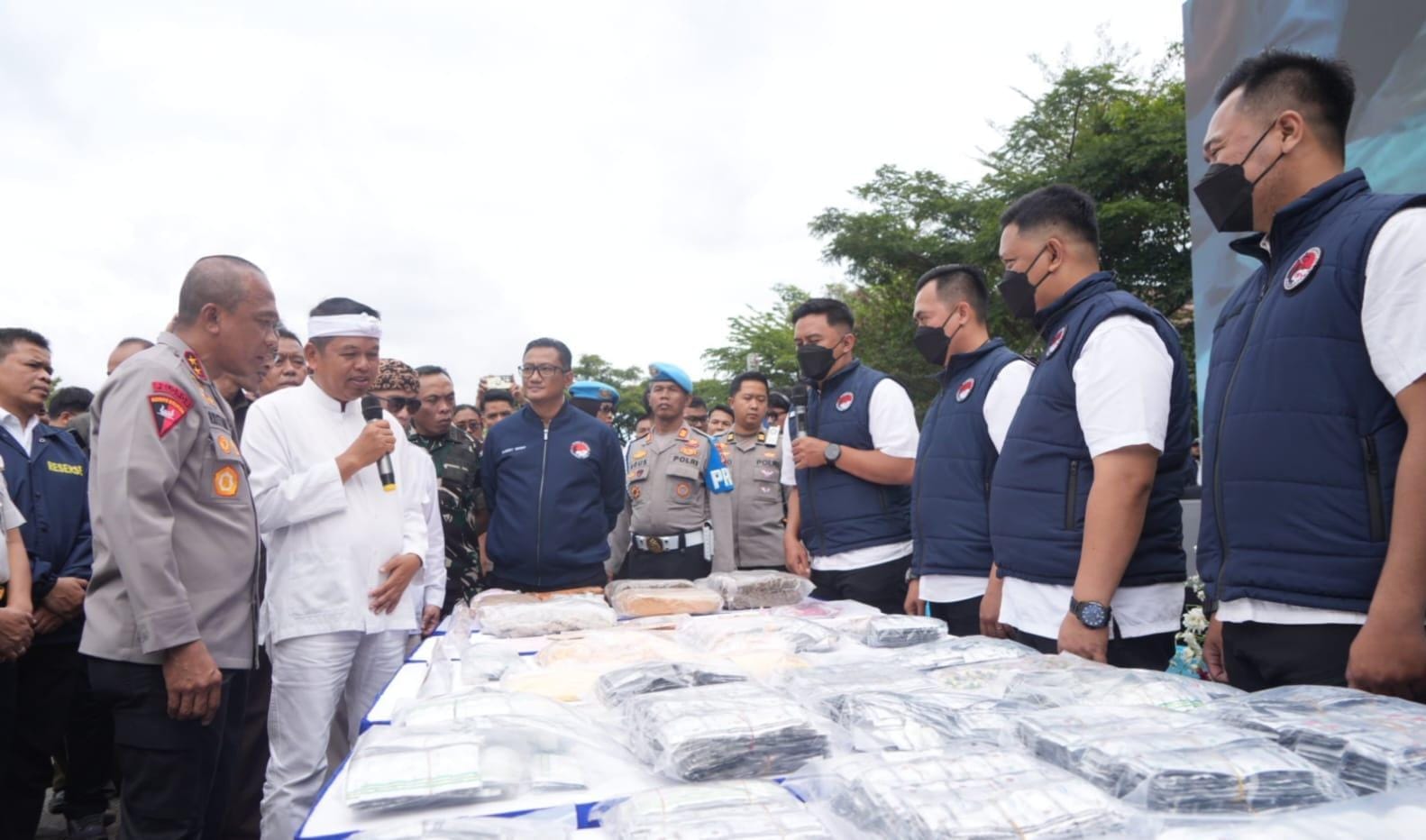 Gubernur Jabar Dedi Mulyadi mengapresiasi kinerja Polda Jabar memusnahkan ribuan barang bukti hasil kejahatan. Tampak Kapolda Jabar Irjen (pol) Rudi Setiawan, di sebelah gubernur Dedi. (XJabar)