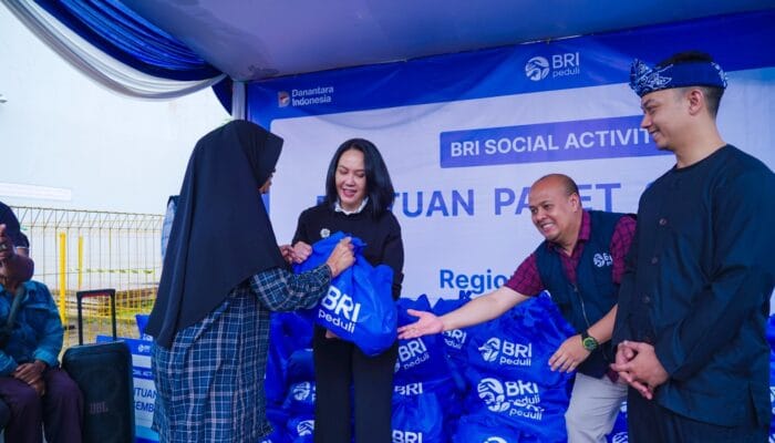 Peringati HUT BRI ke 130 BRI Region 9 Salurkan Bantuan Sembako di Kelurahan Braga