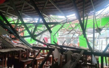 Atap Sekolah SDN Jomin Barat III Kotabaru Mendadak Ambruk, Tidak Ada Korban Terluka