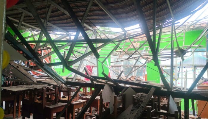 Atap Sekolah SDN Jomin Barat III Kotabaru Mendadak Ambruk, Tidak Ada Korban Terluka