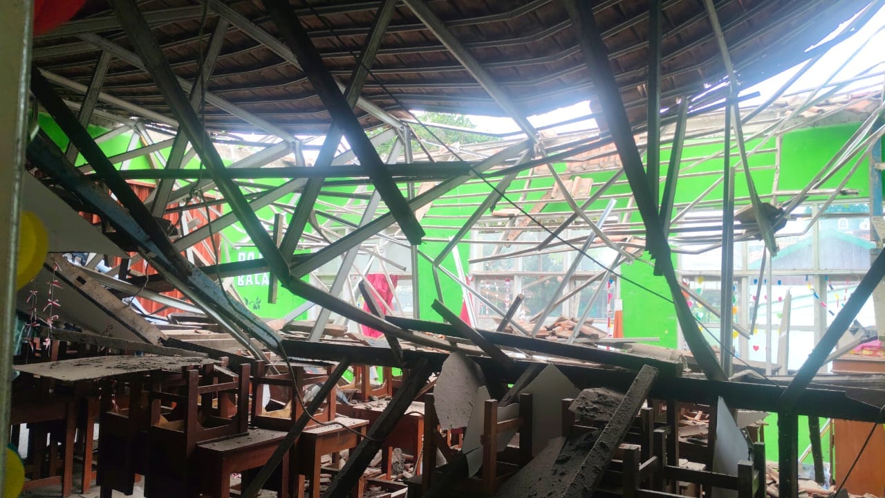 Penampakan atap sekolah SDN Jomin Barat III di Kecamatan Kotabaru, Karawang, yang ambruk. (XJabar)
