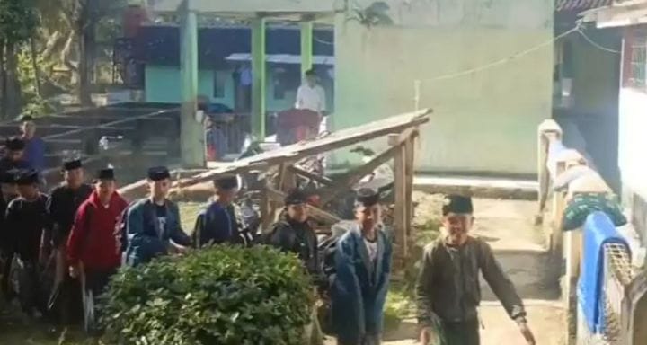 Pondok Pesantren Darul Ma'arif berduka atas meninggalkan seorang santrinya dengan tubuh penuh luka bakar. (XJabar)
