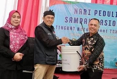 Wali Kota Cimahi, Ngatiyana, menegaskan masalah sampah harus diselesaikan secara bersama-sama. (XJabar)