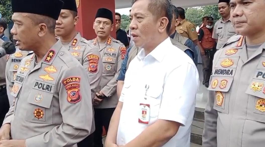 Kapolda Jabar Irjen (Pol) Rudi Setiawan bersama Bupati Karawang Aep Syaepuloh meninjau Gerakan Pangan Murah di Karangpawitan. (XJabar)