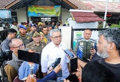 Wali Kota Bandung Muhammad Farhan memberi keterangan pers terkait proyek galian kabel di wilayahnya. (XJabar)