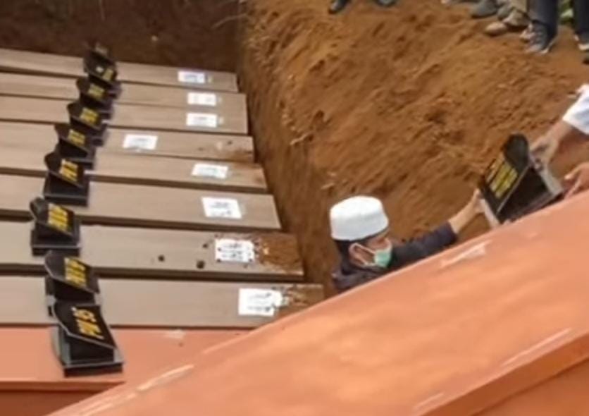 Prosesi pemakaman 10 jenazah korban longsor Pasirlangu di TPU Tanah Mati, Kampung Barunyatuh, Desa Pasirlangu, Cisarua, Bandung Barat. (Ist)