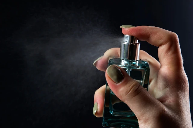 Rekomendasi Parfum Wanita Non-Alkohol Terbaik untuk Acara Malam Hari, Tahan Lama & Elegan 1 5 parfum wanita terbaik non-alkohol cocok untuk acara malam hari & tahan lama