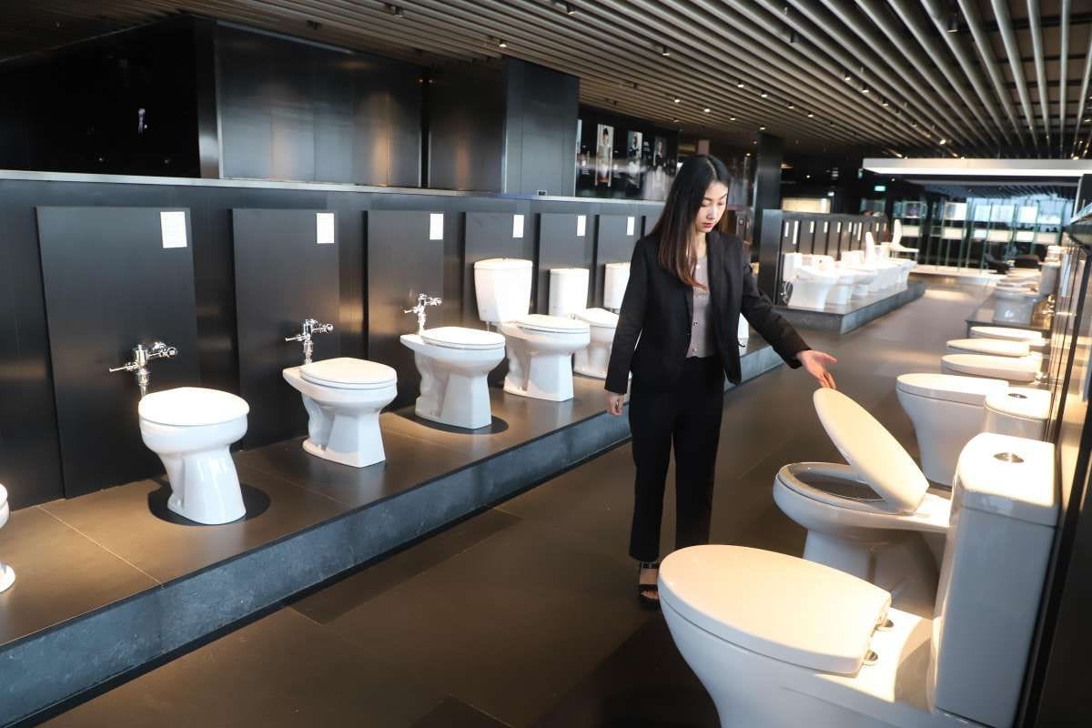 Saham Produsen Toilet Toto Ltd Melonjak 40% karena Sentimen AI, Investor Soroti Bisnis Keramik Semikonduktor 1 Saham produsen toilet Tiba-Tiba Melonjak Gegara AI menjadi sorotan pasar setelah saham Toto Ltd, perusahaan perlengkapan kamar mandi asal Jepang, tercatat naik lebih dari 40 persen sepanjang tahun ini di Bursa Efek Tokyo.