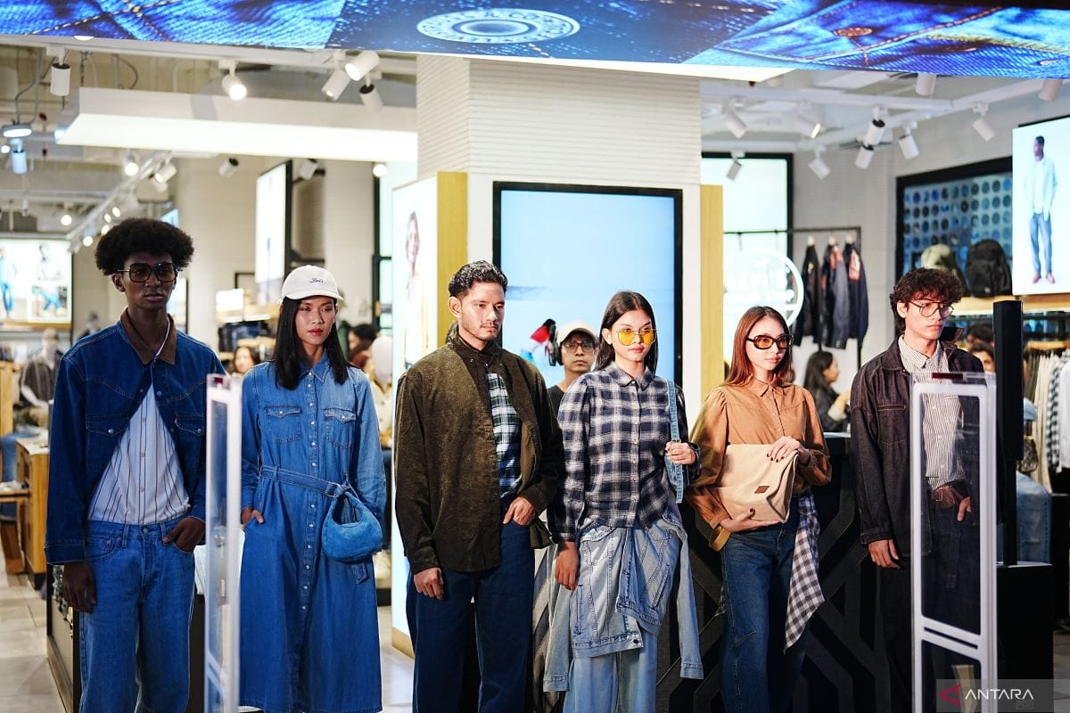 Tren denim modest fashion Ramadan 2026 semakin menguat dan menjadi sorotan utama industri mode Tanah Air.